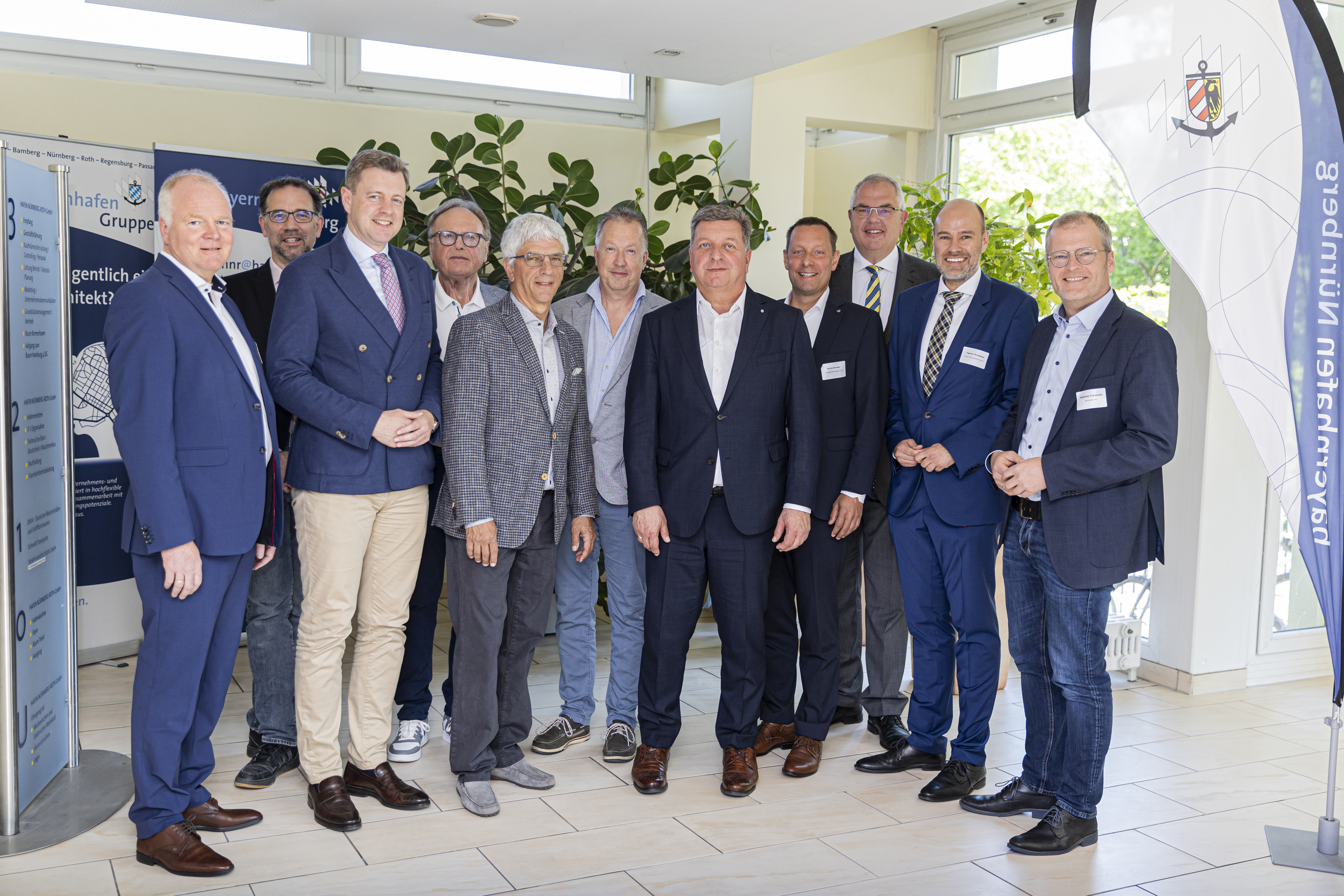 Teilnehmer der Konferenz stehen für ein Gruppenbild nebeneinander.