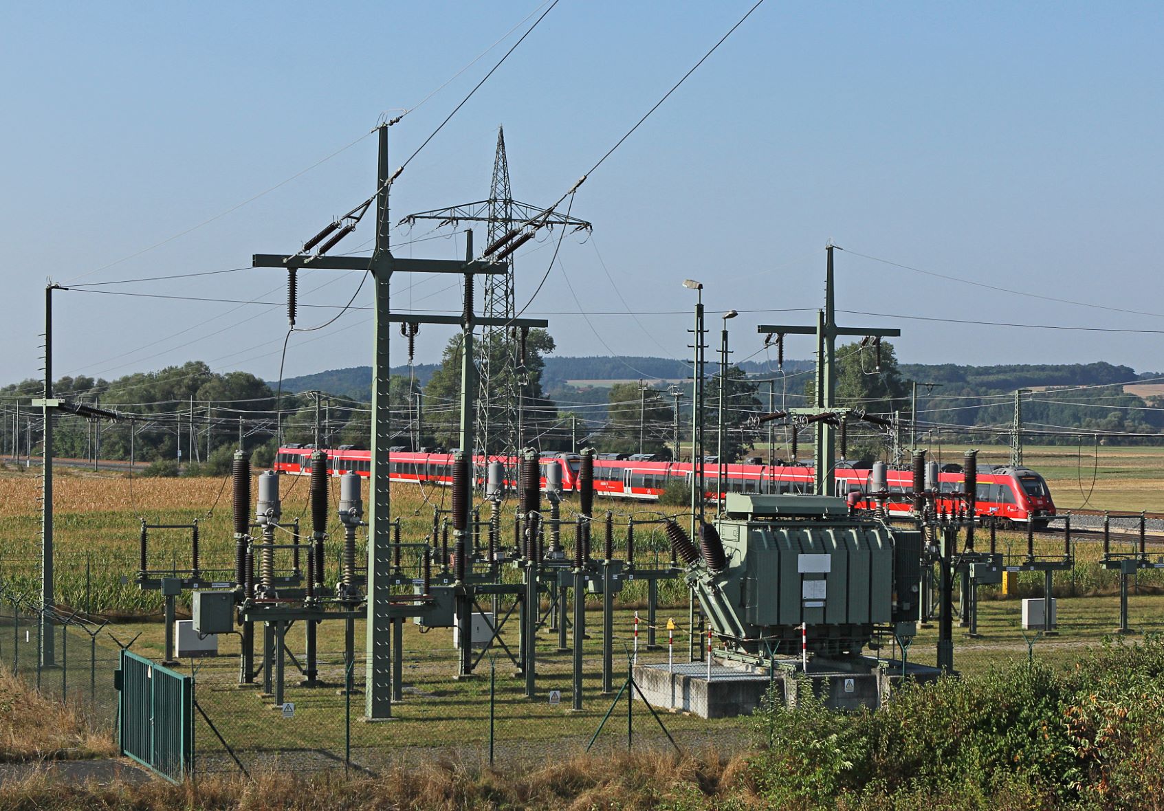Ein Unterwerk, im Hintergrund ein roter Zug