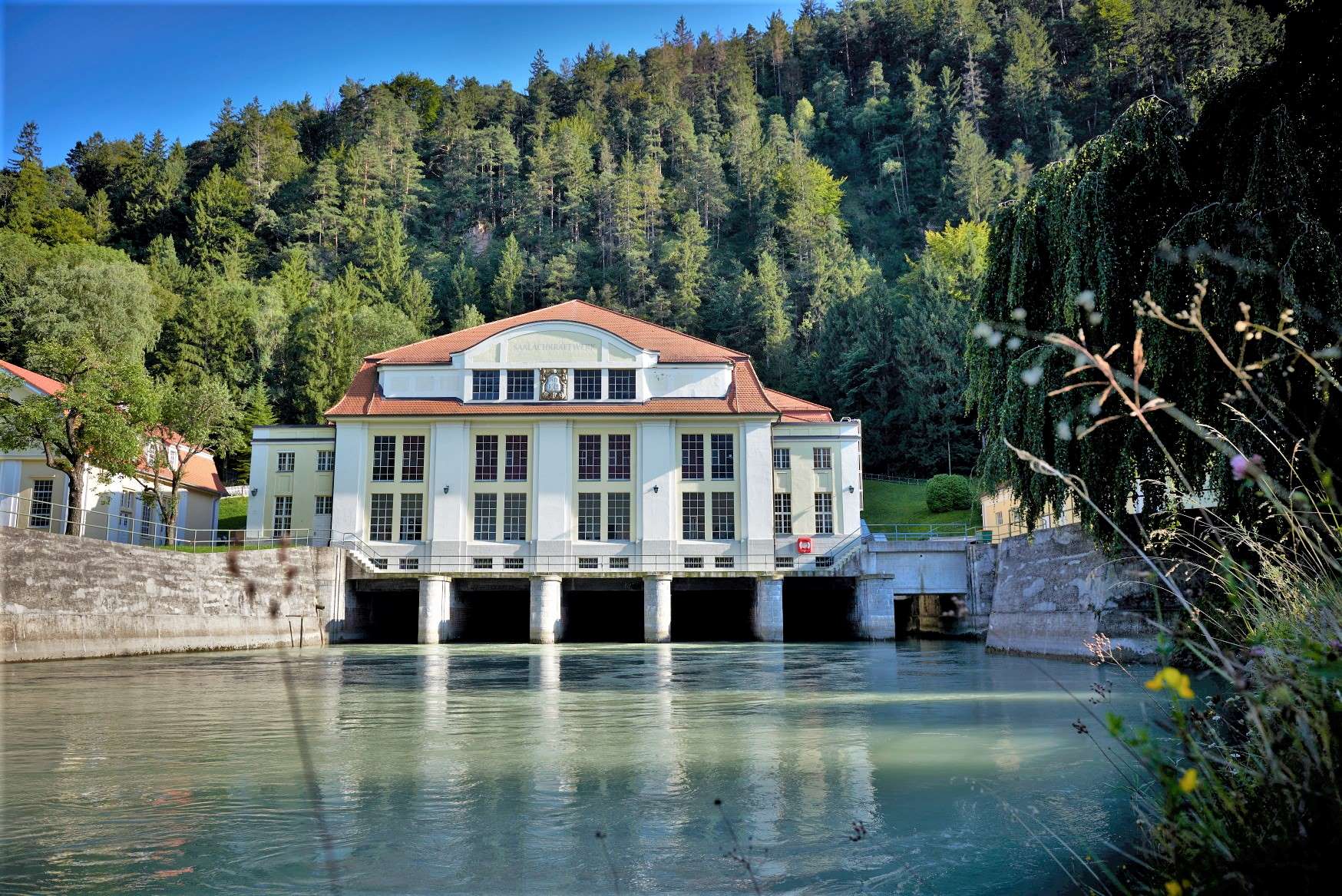 Wasserkraftwerk Bad Reichenhall, davor ein klarer Fluss