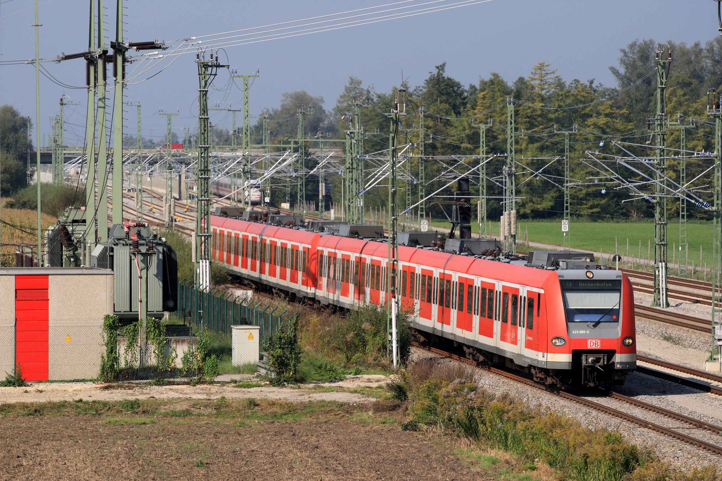 Eine rote S-Bahn passiert ein Unterwerk