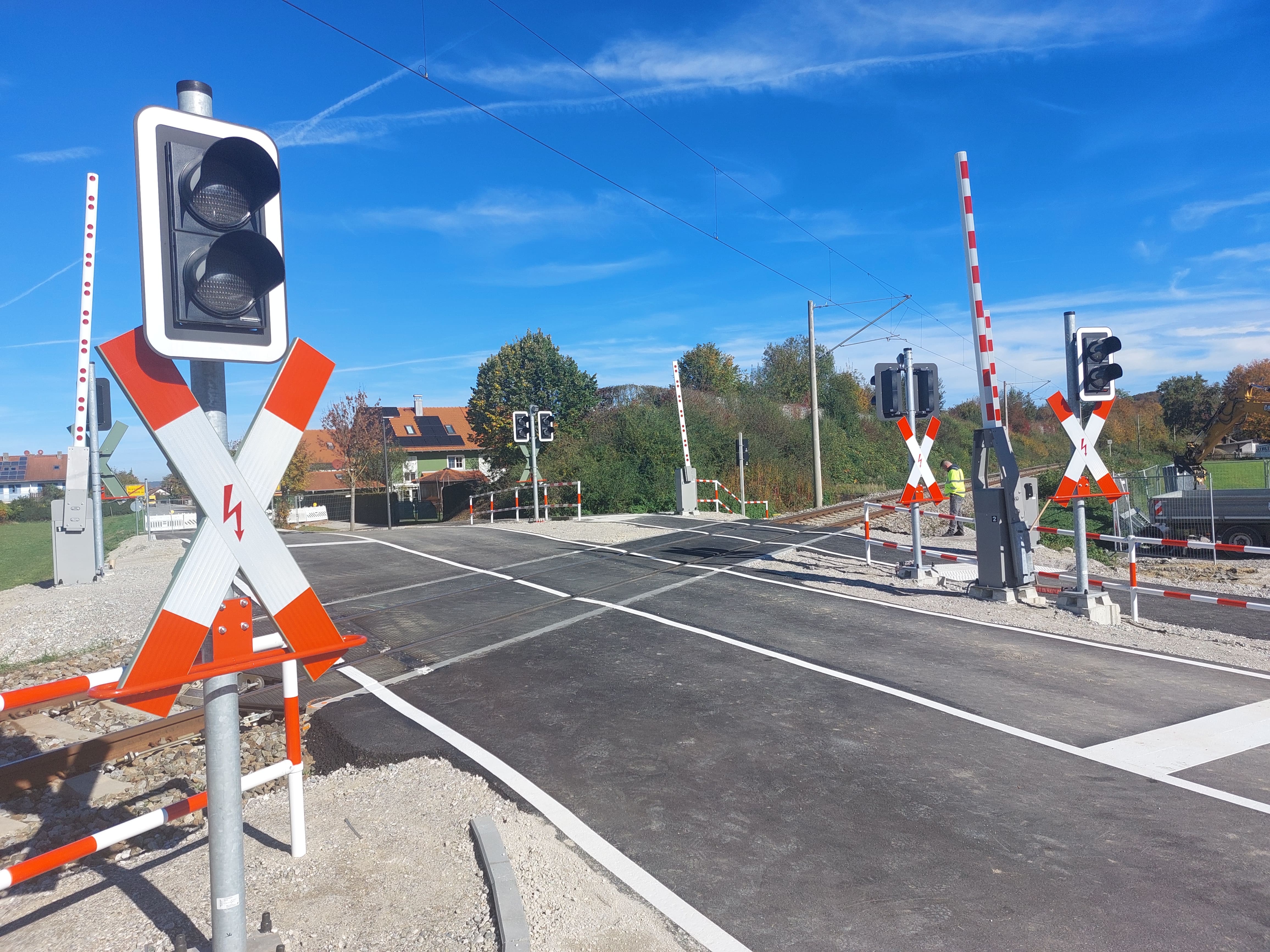 Zu sehen ist ein geöffneter Bahnübergang